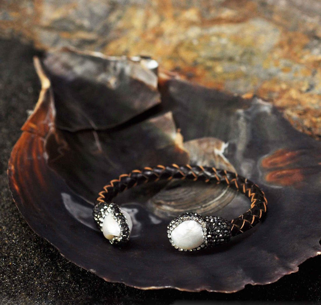 Wit zoetwater parel armband met stras steentjes en bruin gevlochten leer liggend in schelp | Bright  Pearl Brown Leather Bangle