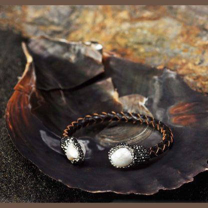 Wit zoetwater parel armband met stras steentjes en bruin gevlochten leer liggend in schelp | Bright  Pearl Brown Leather Bangle