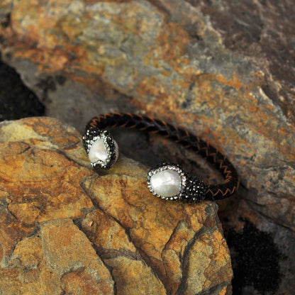 Wit zoetwater parel armband met stras steentjes en bruin gevlochten leer liggend tegen oranje steen| Bright  Pearl Brown Leather Bangle