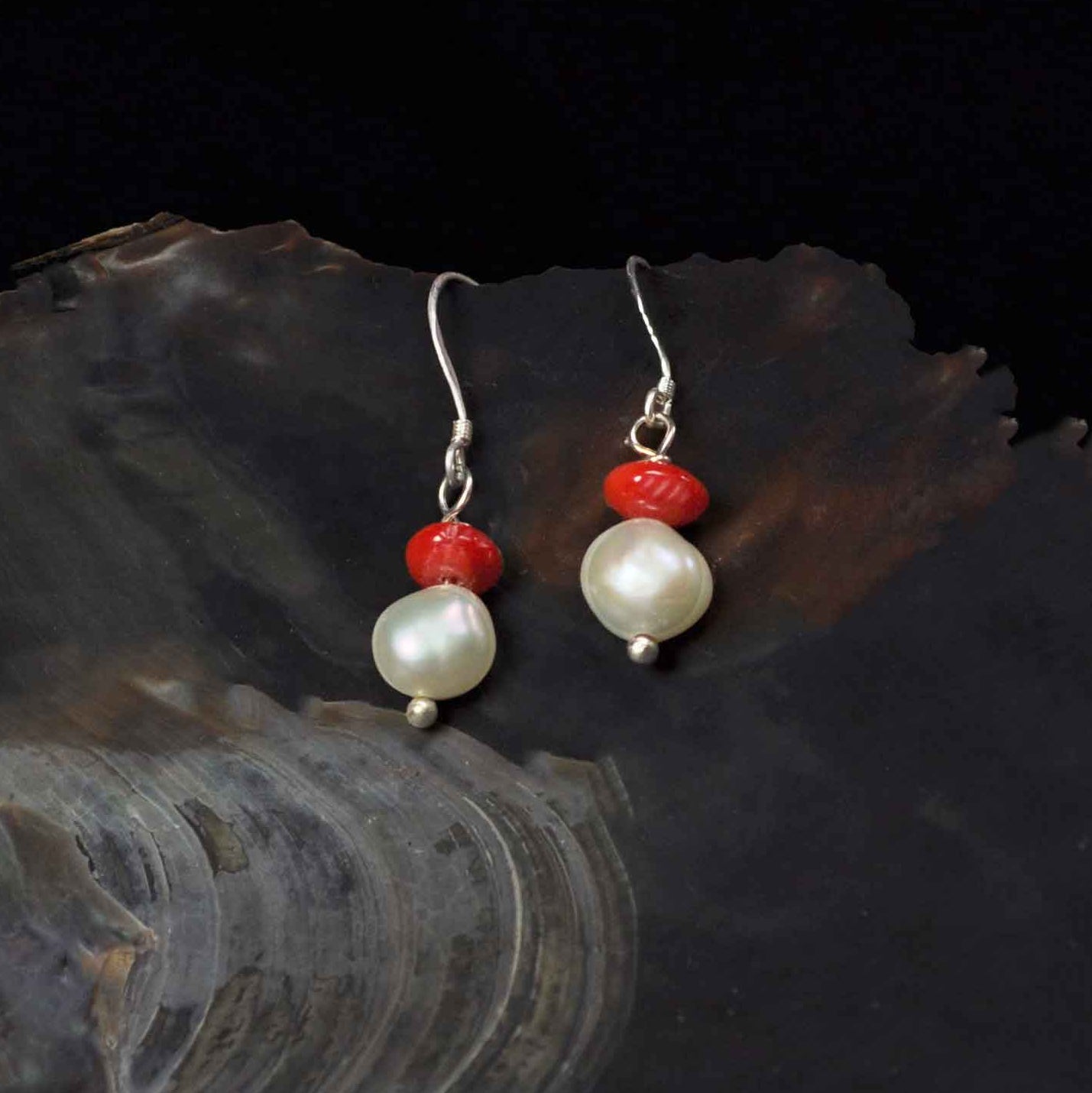 Zoetwater parel oorbellen met koraal en sterling zilver (925) met achtergrond schelp | Pearl Coral Small