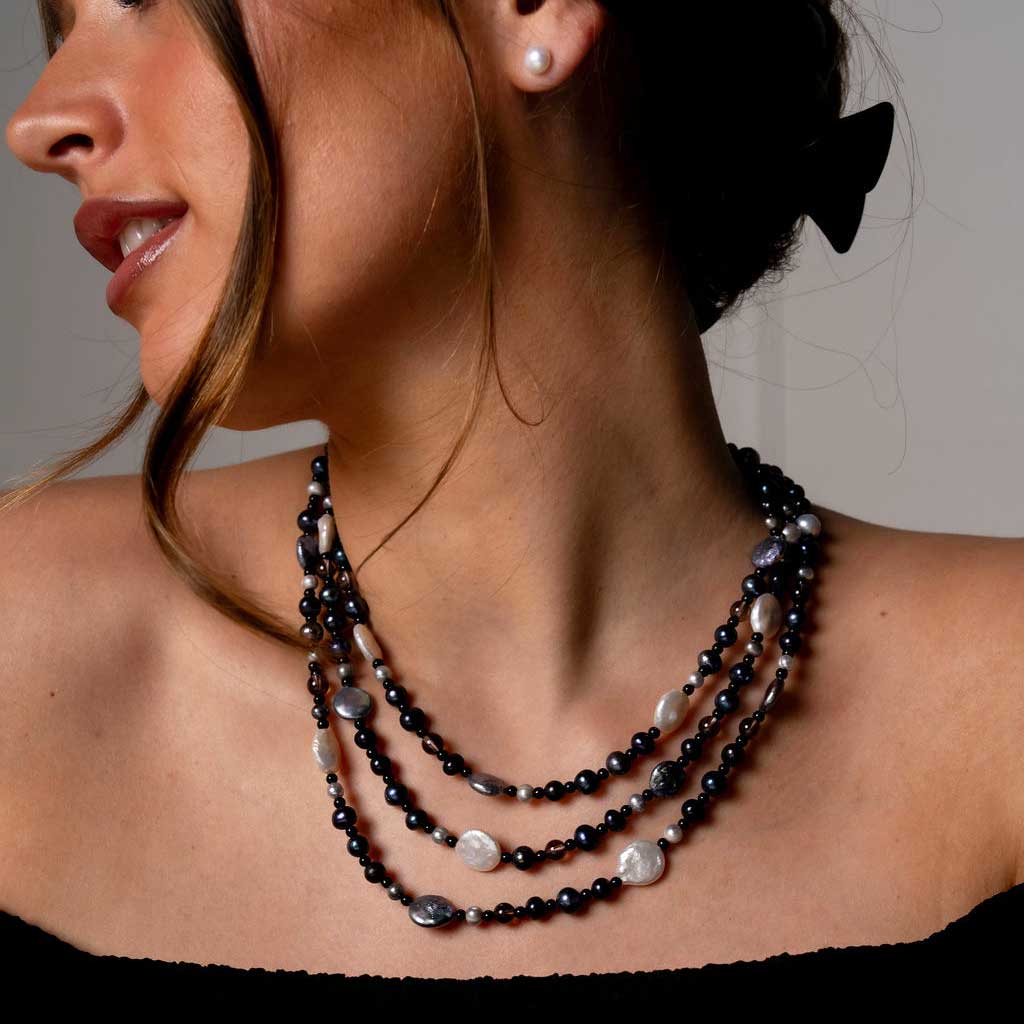 Zoetwater parelketting met witte, blauwe, grijze en bruine parels en rookkwarts in 3 rijen op model detail | Claudia