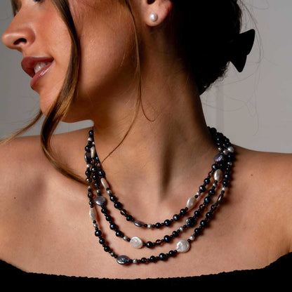 Zoetwater parelketting met witte, blauwe, grijze en bruine parels en rookkwarts in 3 rijen op model detail | Claudia