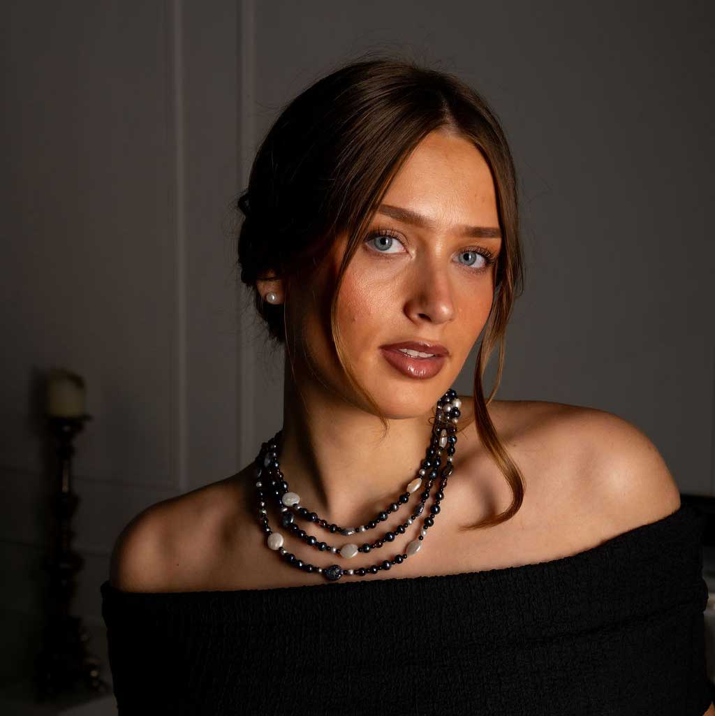 Zoetwater parelketting met witte, blauwe, grijze en bruine parels en rookkwarts in 3 rijen op model | Claudia