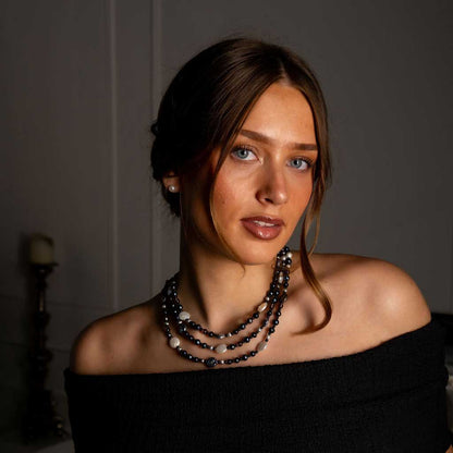 Zoetwater parelketting met witte, blauwe, grijze en bruine parels en rookkwarts in 3 rijen op model | Claudia