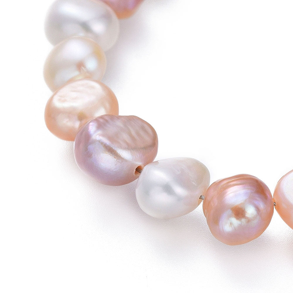 Detail van zoetwater parel armband met witte, roze en zalm kleurige parels met goud edelstaal | Aza