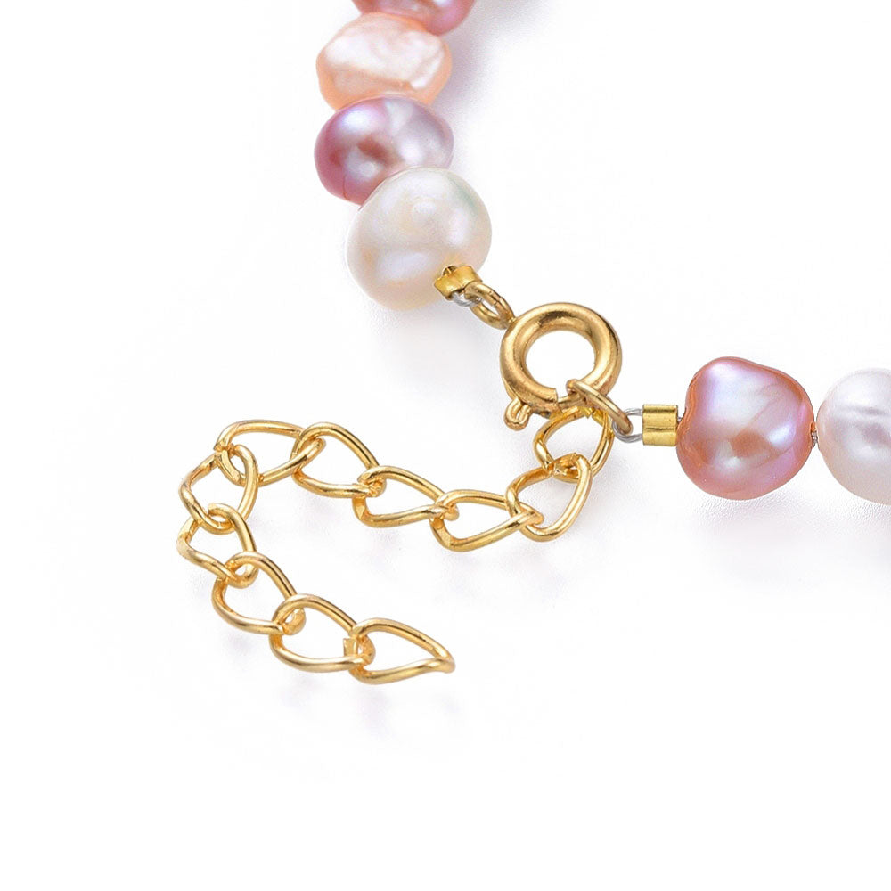 Slotje van zoetwater parel armband met witte, roze en zalm kleurige parels met goud edelstaal | Aza