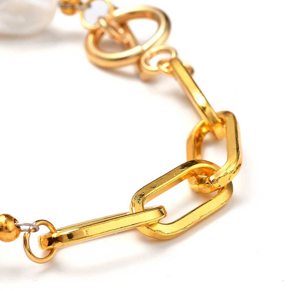 Detail van wit zoetwater parel armband met goud edelstaal en paperclip schakels | Baudine