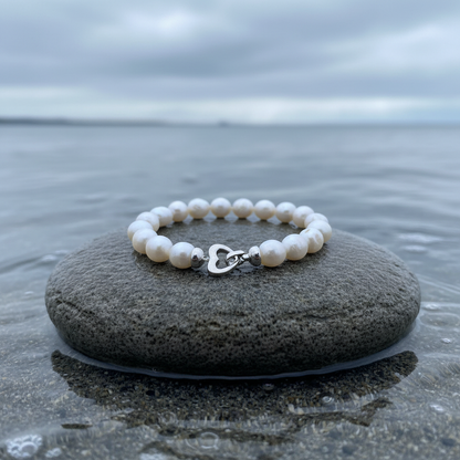 Handgeknoopt parel armband met witte parels liggend op steen met slotje voren | Parel armband Big Round pearl