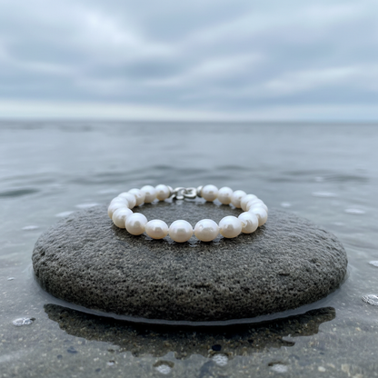 Handgeknoopt parel armband met witte parels liggend op steen | Parel armband Big Round pearl