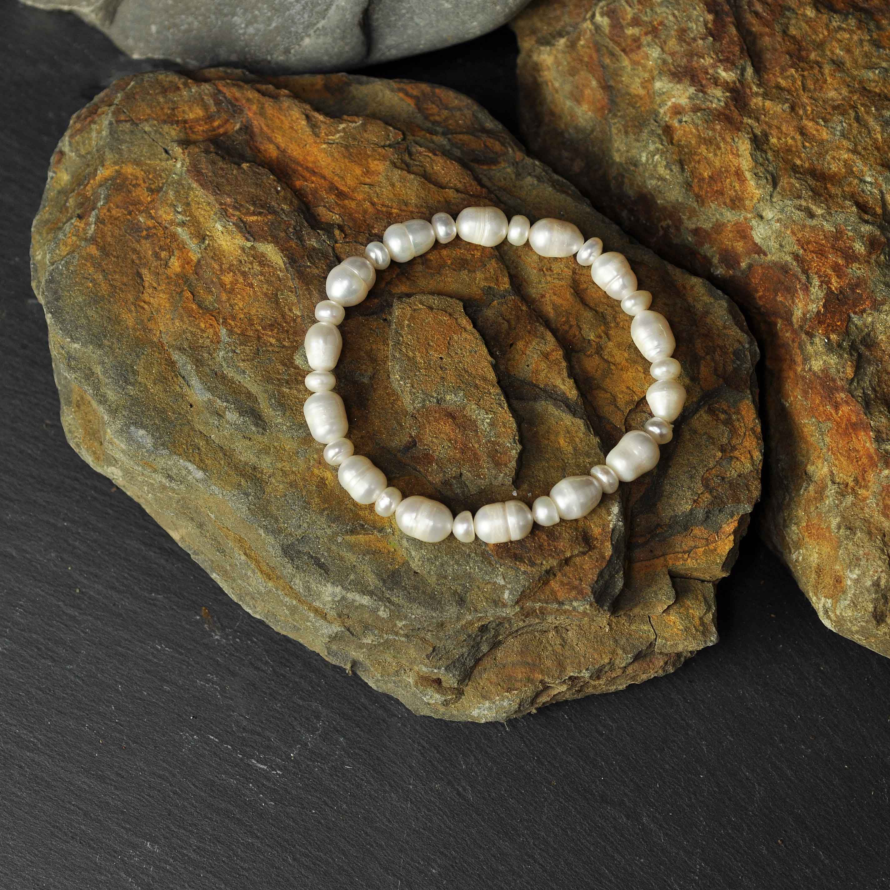 Wit elastisch zoetwater parel armband liggend op steen bovenaanzicht | Big and Small