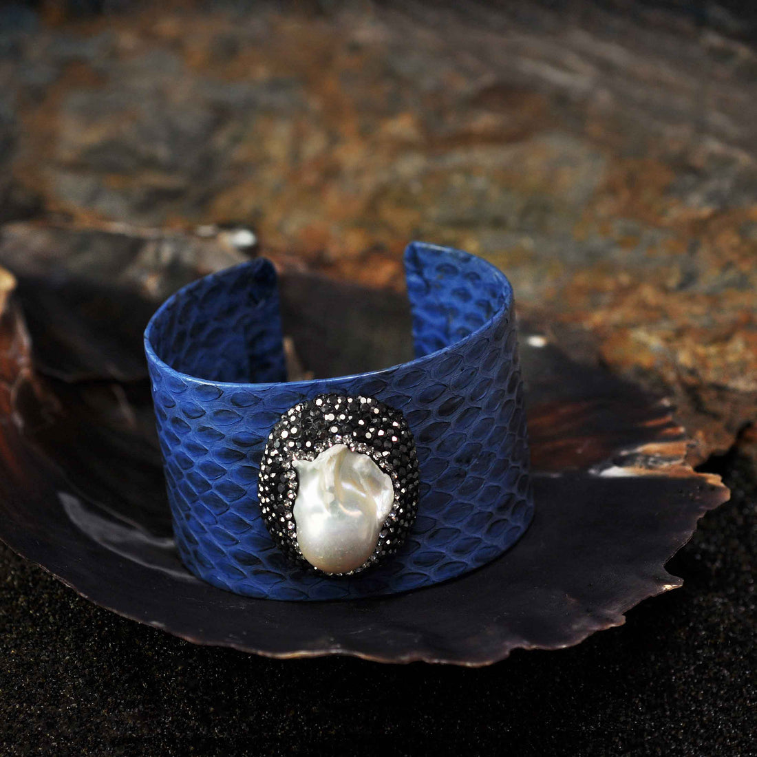 Zoetwater parel armband met witte parel, stras steentjes en blauw leer liggend in schelp | Bright One Big Pearl Blue Leather
