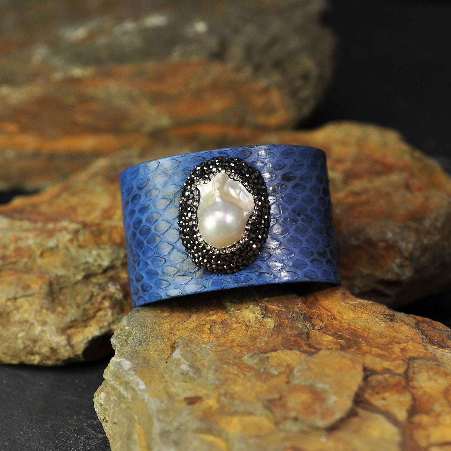 Zoetwater parel armband met witte parel, stras steentjes en blauw leer met achtergrond steen | Bright One Big Pearl Blue Leather