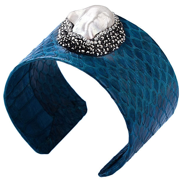 Zoetwater parel armband met witte parel, stras steentjes en blauw leer, zijaanzicht | Bright One Big Pearl Blue Leather