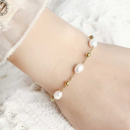 Wit zoetwater parel armband met goud edelstaal om pols | Parel armband Eline Goud