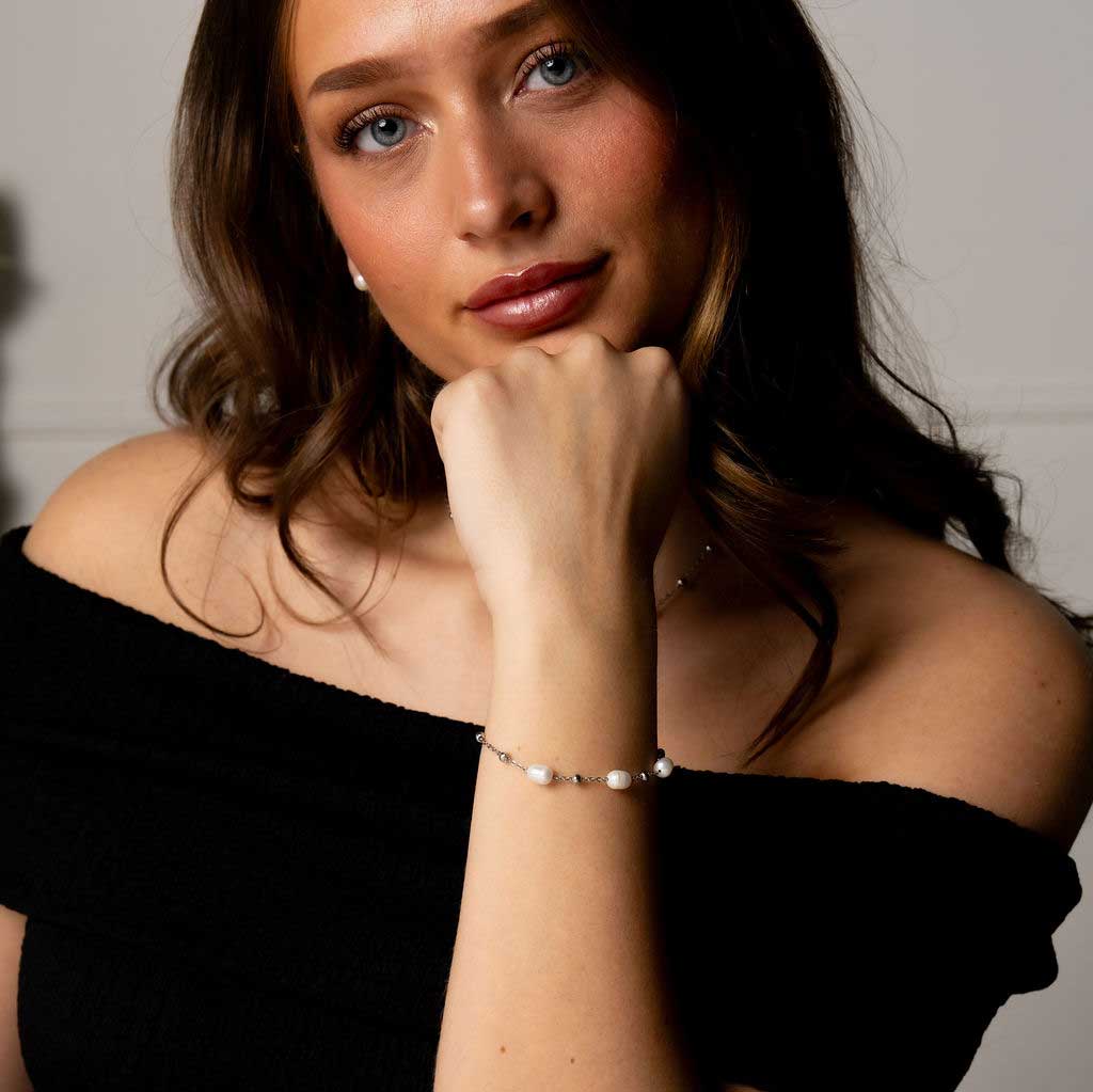 Wit zoetwater parel armband met zilver edelstaal gedragen door model | Parel armband Eline Zilver