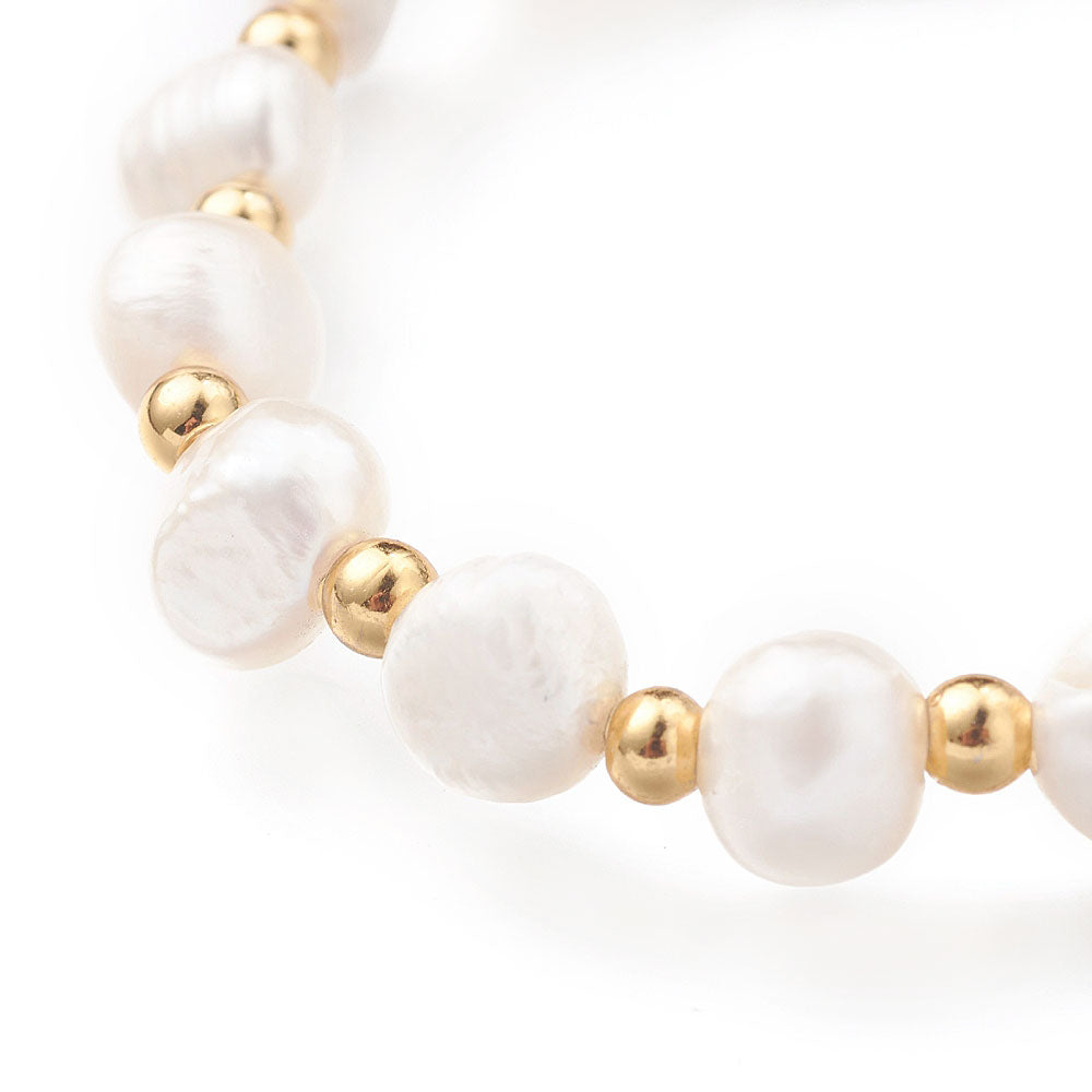 Detail van wit zoetwater parel armband met goud edelstaal | Esra