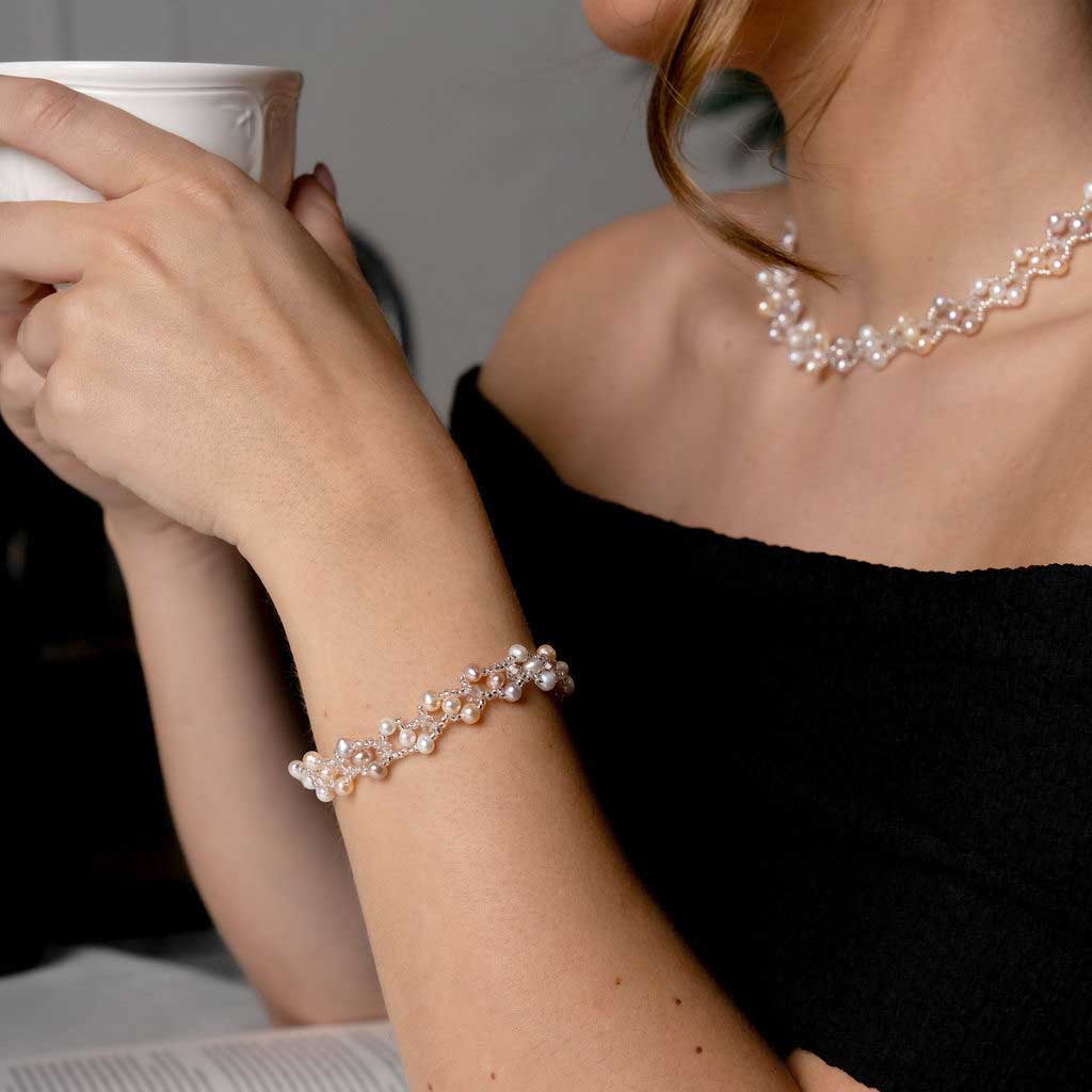 Zoetwater parel armband met witte, zalm en roze parels en magneetslot op model | Felicia