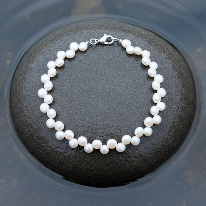 Wit zoetwater parel armband met sterling zilver (925) liggend op steen in water | Gaunty