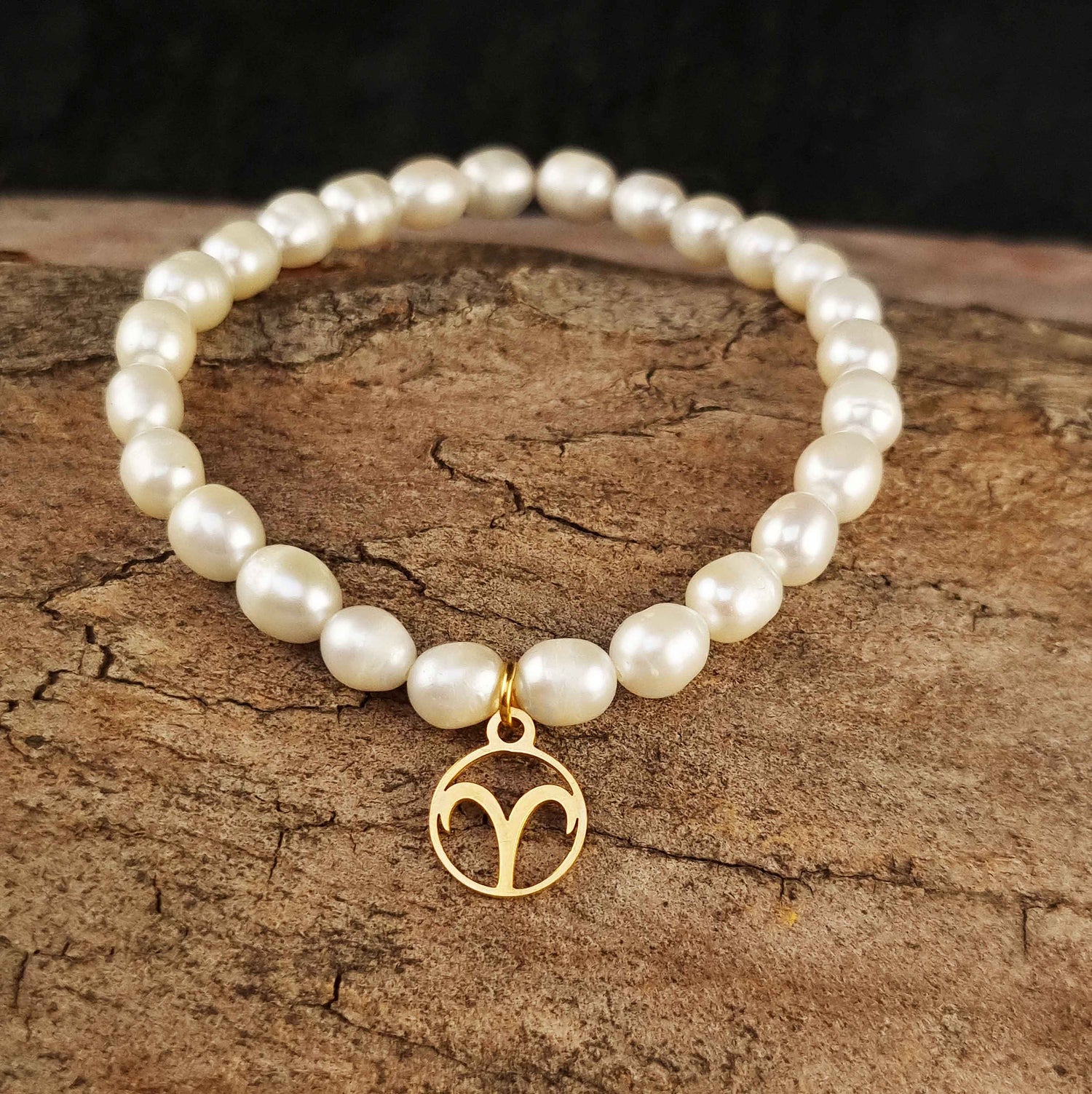 Wit zoetwater parel armband met symbool sterrenbeeld RAM als gouden hanger | Gouden sterrenbeeld Ram