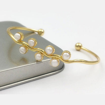 Wit zoetwater parel armband met goud liggend op doosje | Lindy Gold