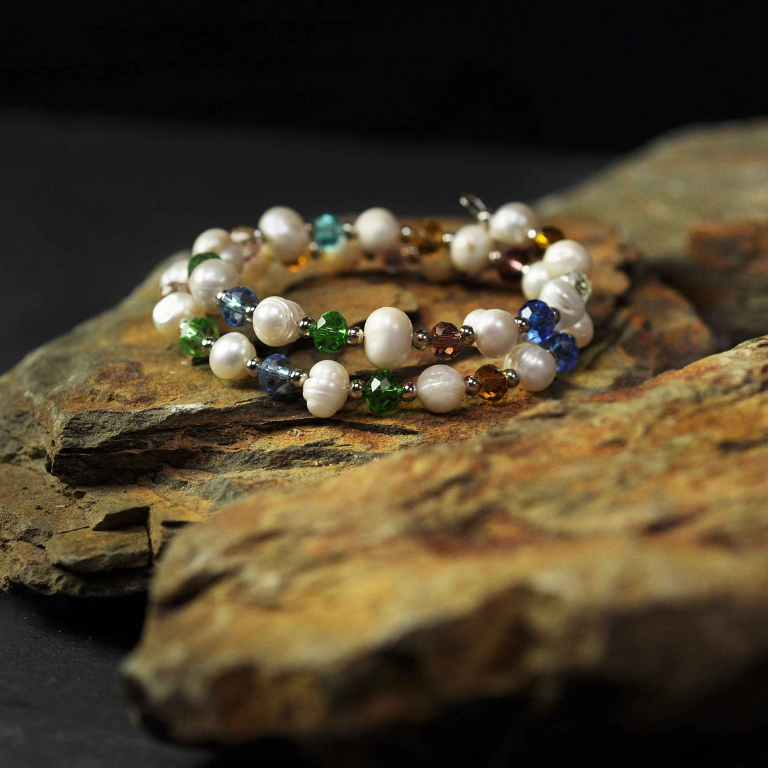 Wit zoetwater parel wikkelarmband met gekleurde kristallen met achtergrond steen| Multi Glass Pearl