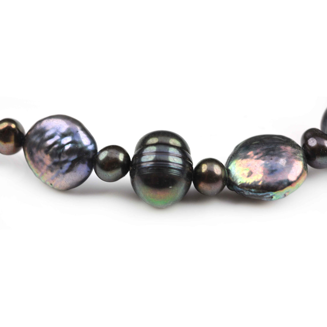 Detail van zoetwater parel armband met groen zwarte parels en sterling zilver (925) | Peacoin