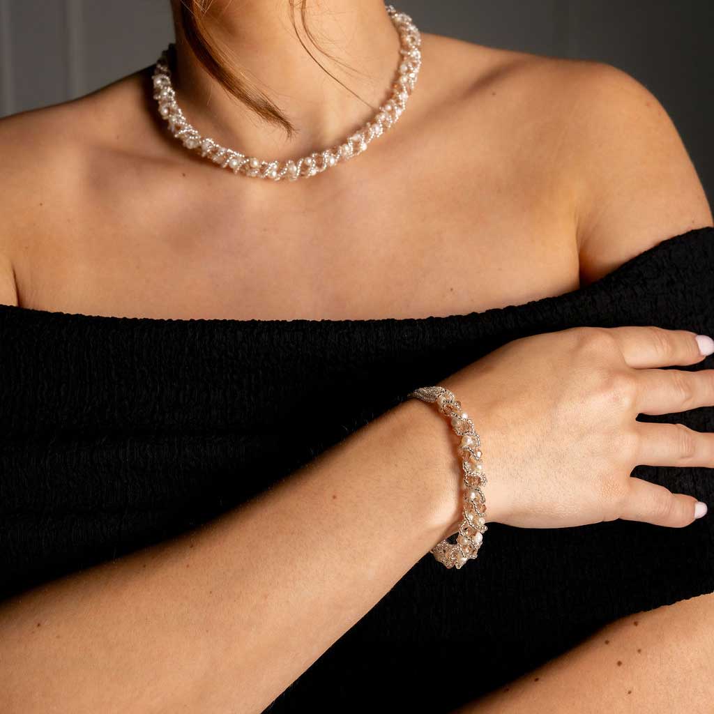 Wit zoetwater parel armband met beige kristal op model met zwarte jurk | Pearl Crystal Clear