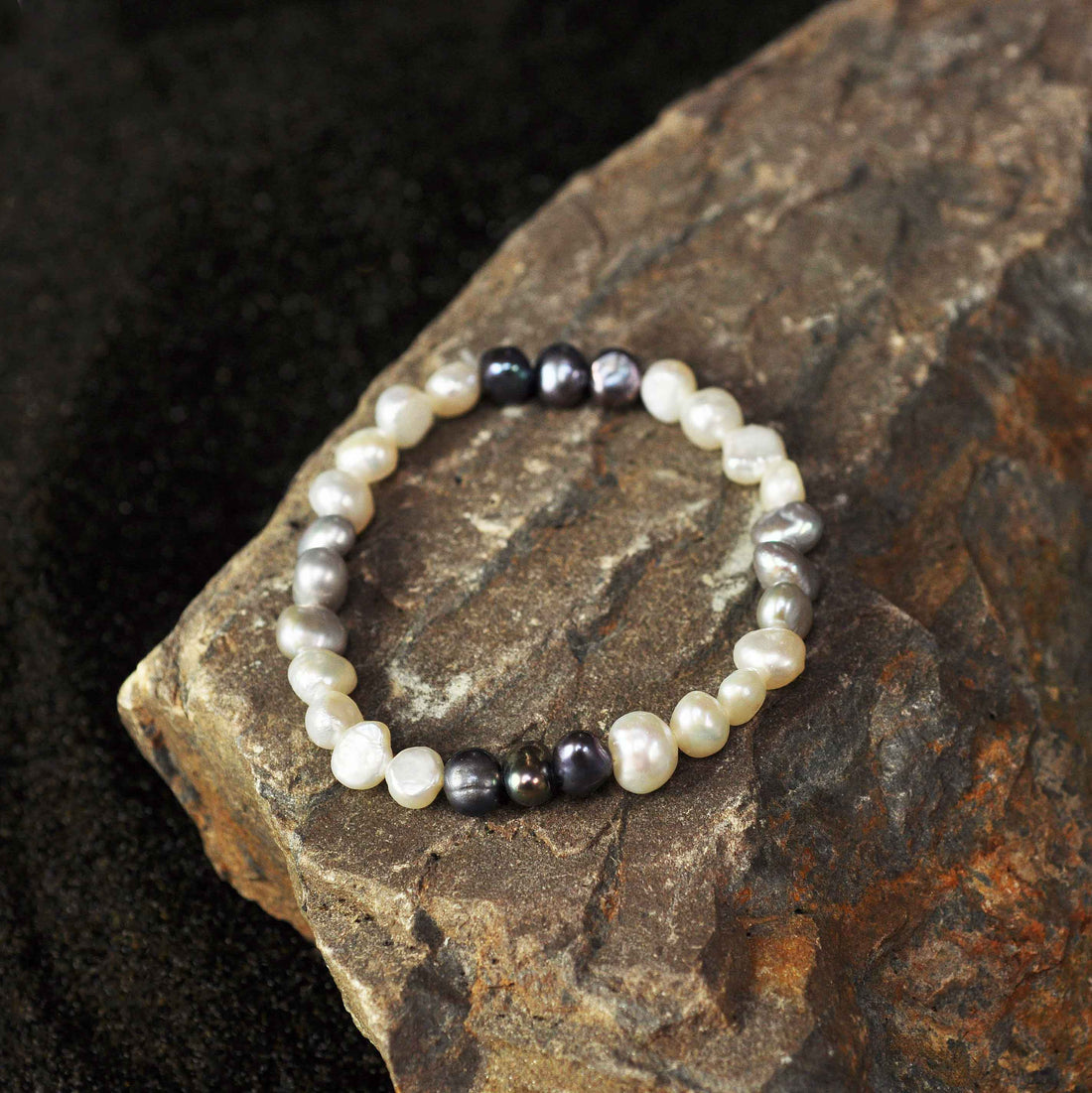 Zoetwater parel armband met witte, grijze en blauwe parels, elastisch, met achterkant steen | Pearl Trio White Grey Blue