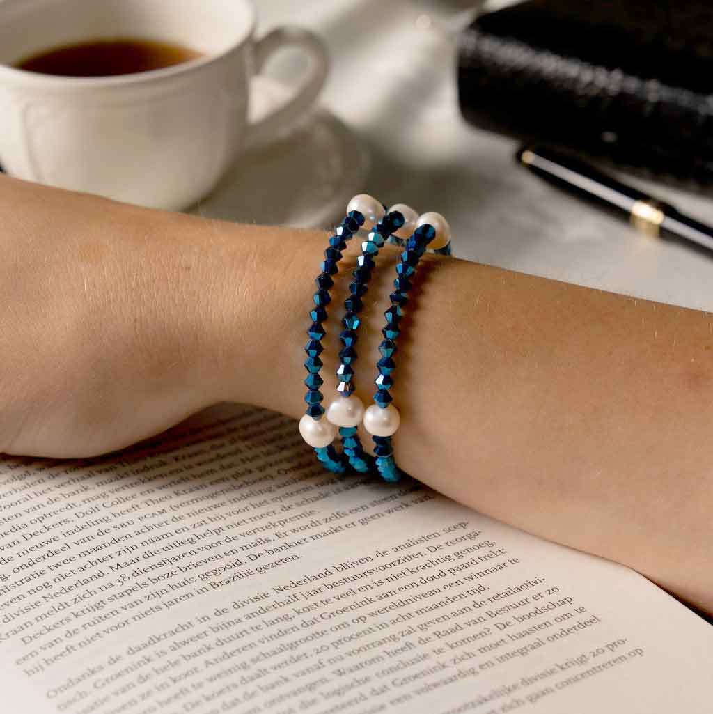 Wit zoetwater parel wikkelarmband met blauwe stras steentjes op model | Pearl W Metalic Blue