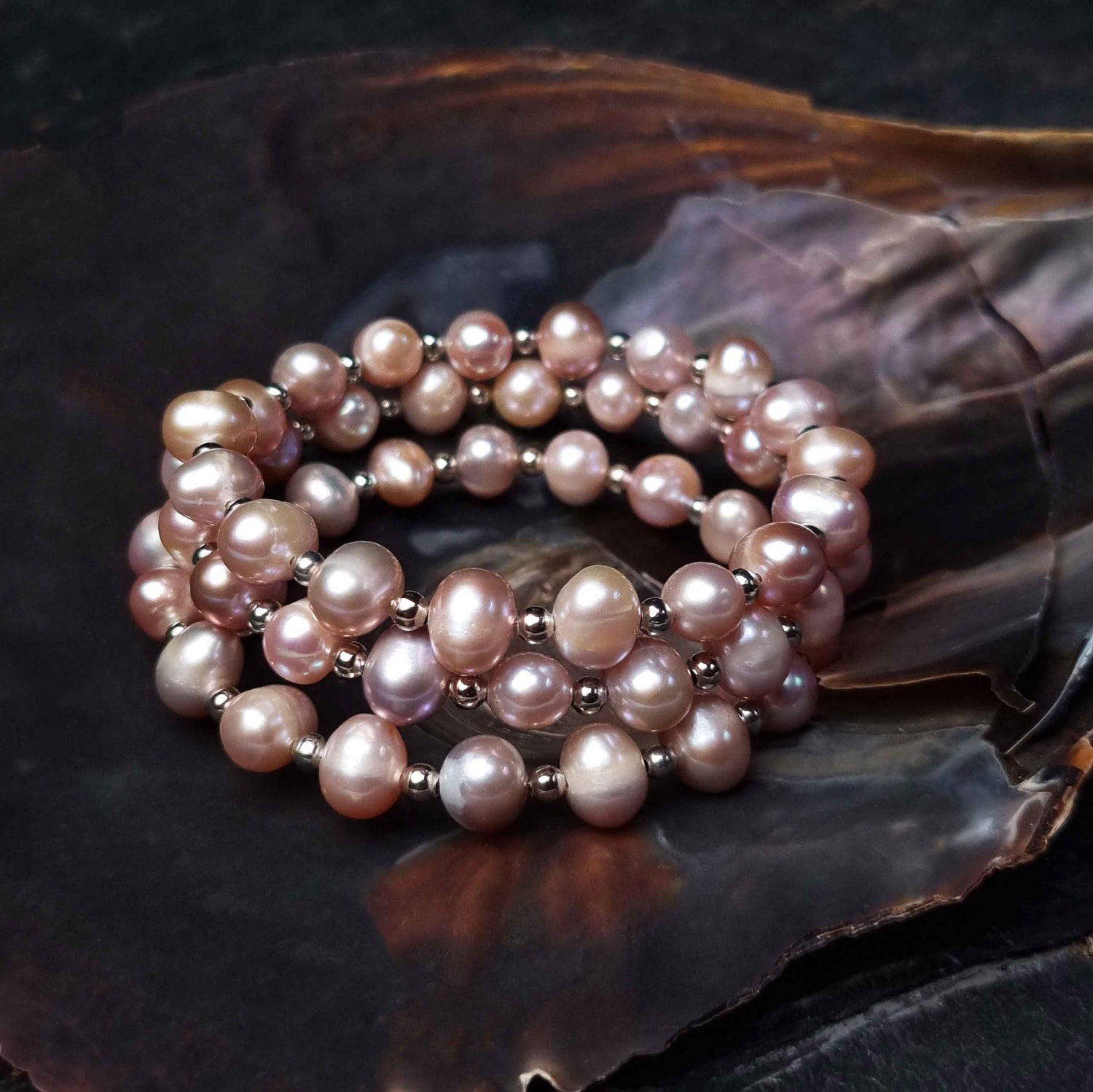 Roze zoetwater parel wikkelarmband liggend in schelp | Pink Pearl Wrap