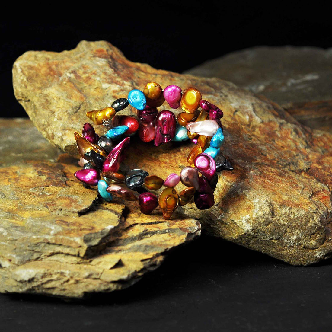Zoetwater parel wikkel armband met vrolijke kleurtjes liggend op steen | Samba