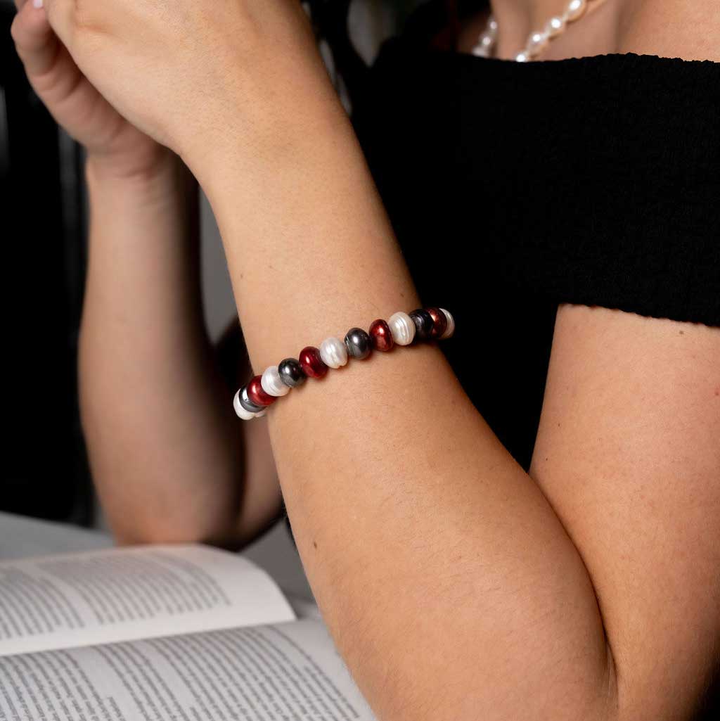 Zoetwater parel armband met witte, rode en grijze parels, elastisch, gedragen door model, detail | Tricolor Dark