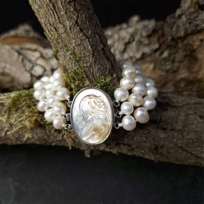 Wit handgeknoopt zoetwater parel armband in 3 rijen met parelmoer liggend om tak| Victoria