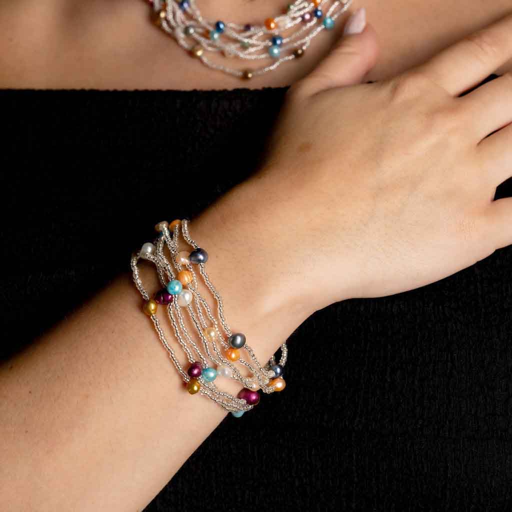 Zoetwater parel armband met 7 strengen bontgekleurde parels en zilveren glaskraaltjes met magneetslot op model detail | set Viva