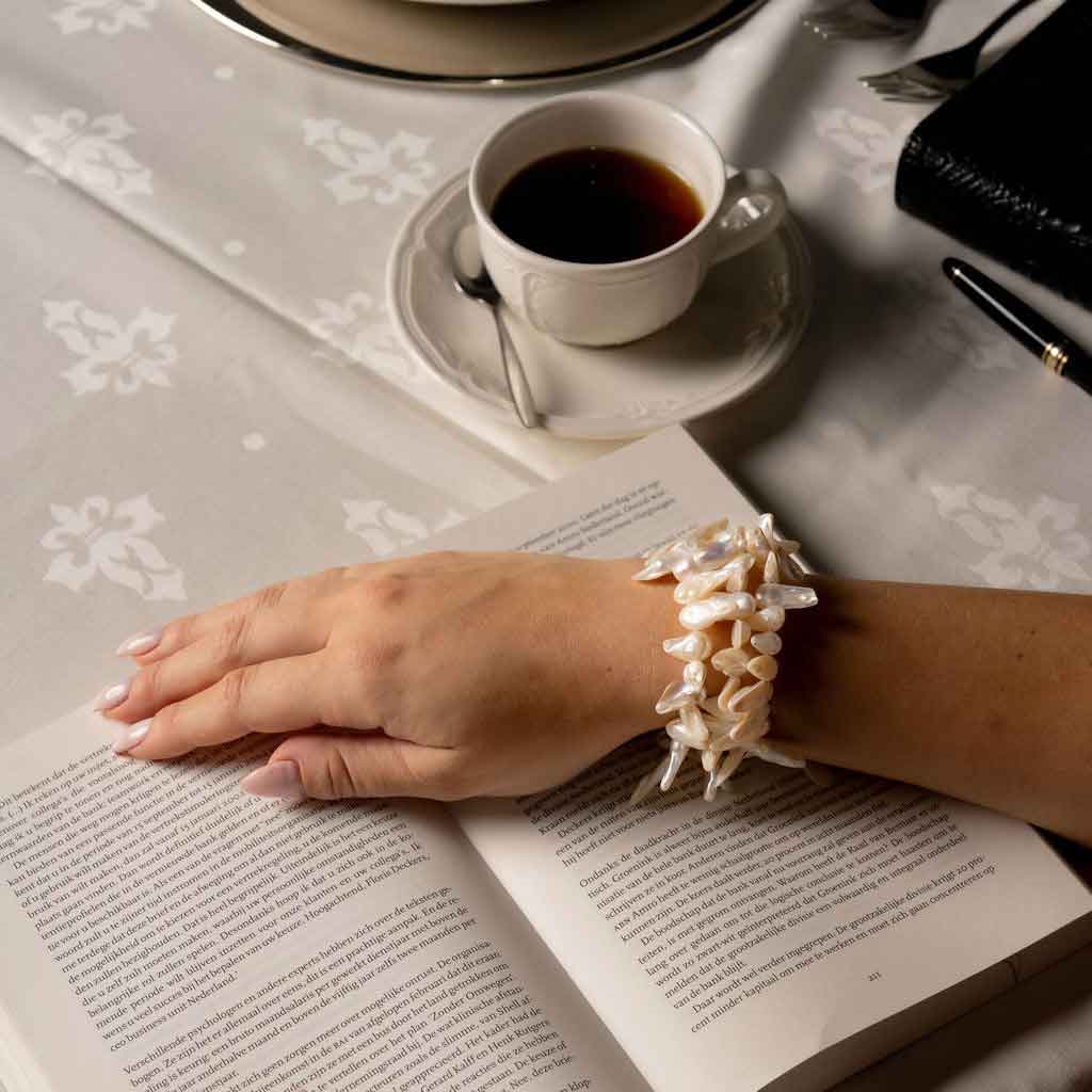 Wit zoetwater parel wikkel armband op model in zakelijke setting | Winky