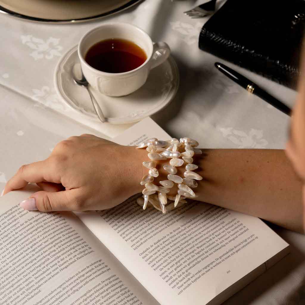 Wit zoetwater parel wikkel armband op model  | Winky