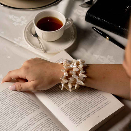 Wit zoetwater parel wikkel armband op model  | Winky