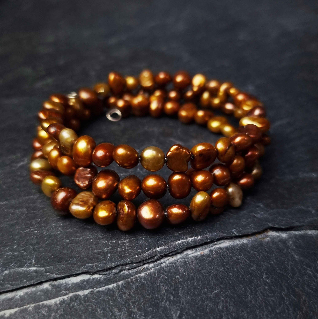 Zoetwater parel wikkel armband met bruin parels liggend op leisteen | Zen Brown