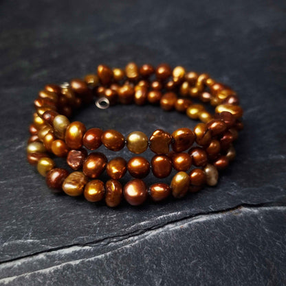 Zoetwater parel wikkel armband met bruin parels liggend op leisteen | Zen Brown