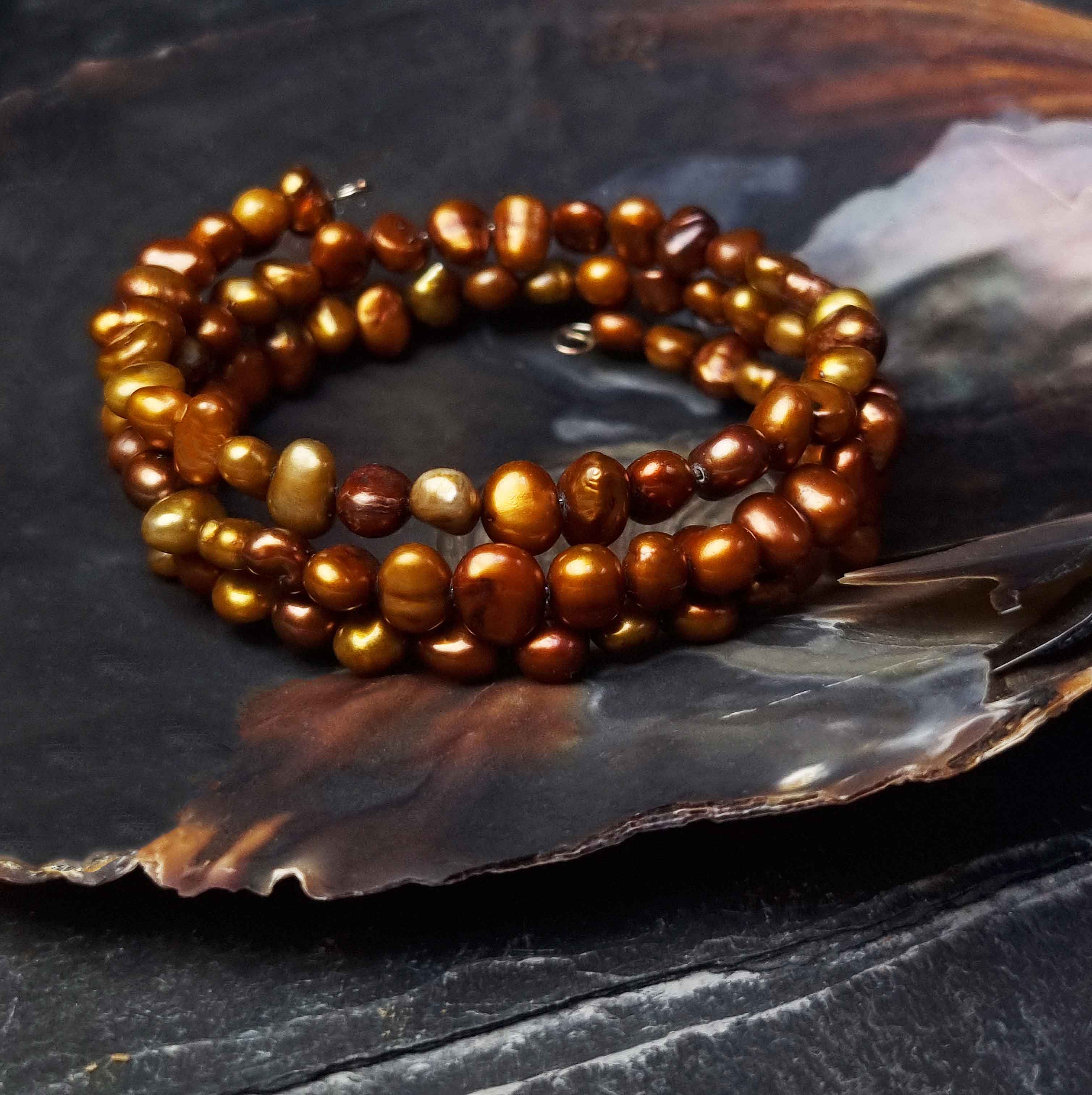 Zoetwater parel wikkel armband met bruin parels liggend in schelp| Zen Brown