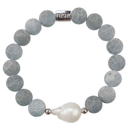 Zoetwater parel armband met witte parel en grijze edelsteen agaat, elastisch | Frozen Grey Agate White Pearl