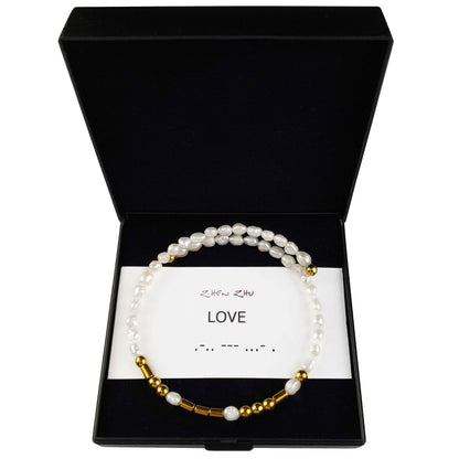 Wit zoetwater parel wikkelarmband met verborgen boodschap LOVE in Morse code met edelsteen goud hematiet in sieraden doosje | Cadeau set zoetwater parel armband Morse Code LOVE Pearl Gold