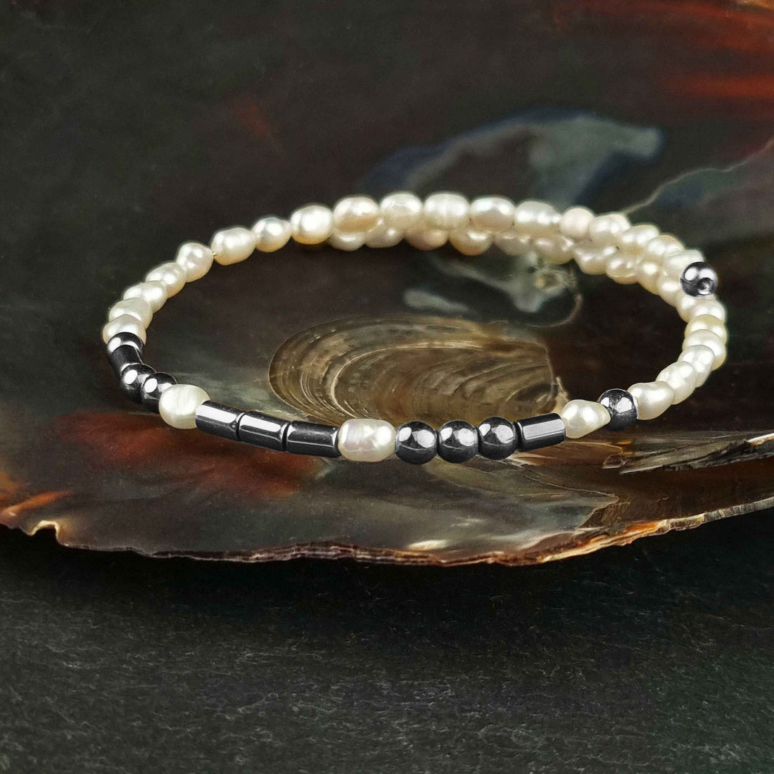 Wit zoetwater parel wikkelarmband met verborgen boodschap in Morse code met edelsteen zilver hematiet liggend in schelp | Cadeau set zoetwater parel armband Morse Code LOVE Pearl Silver