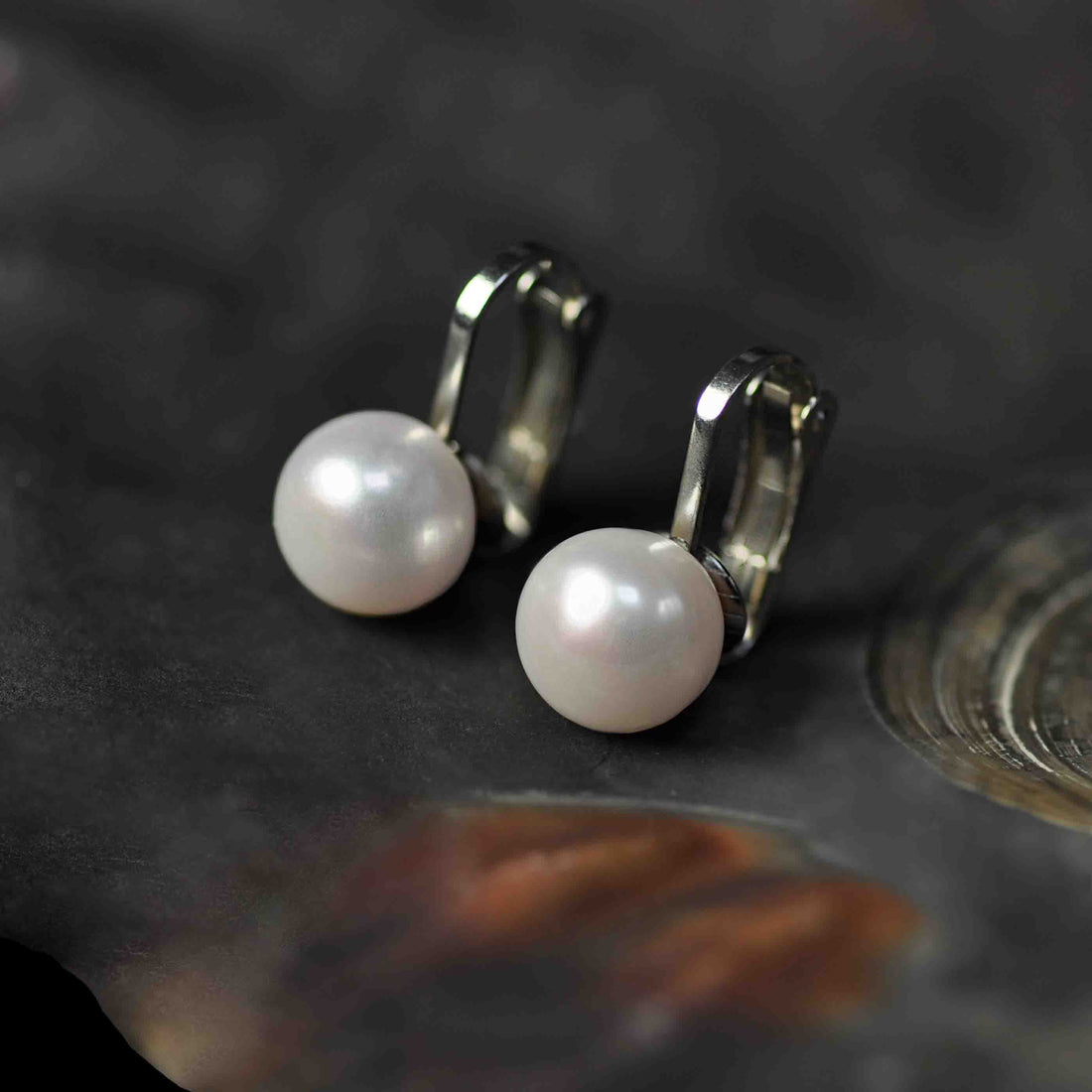 Witte zoetwater parel clip oorbellen - liggend in schelp voor en zijaanzicht | Fiell Clip Pearl Big