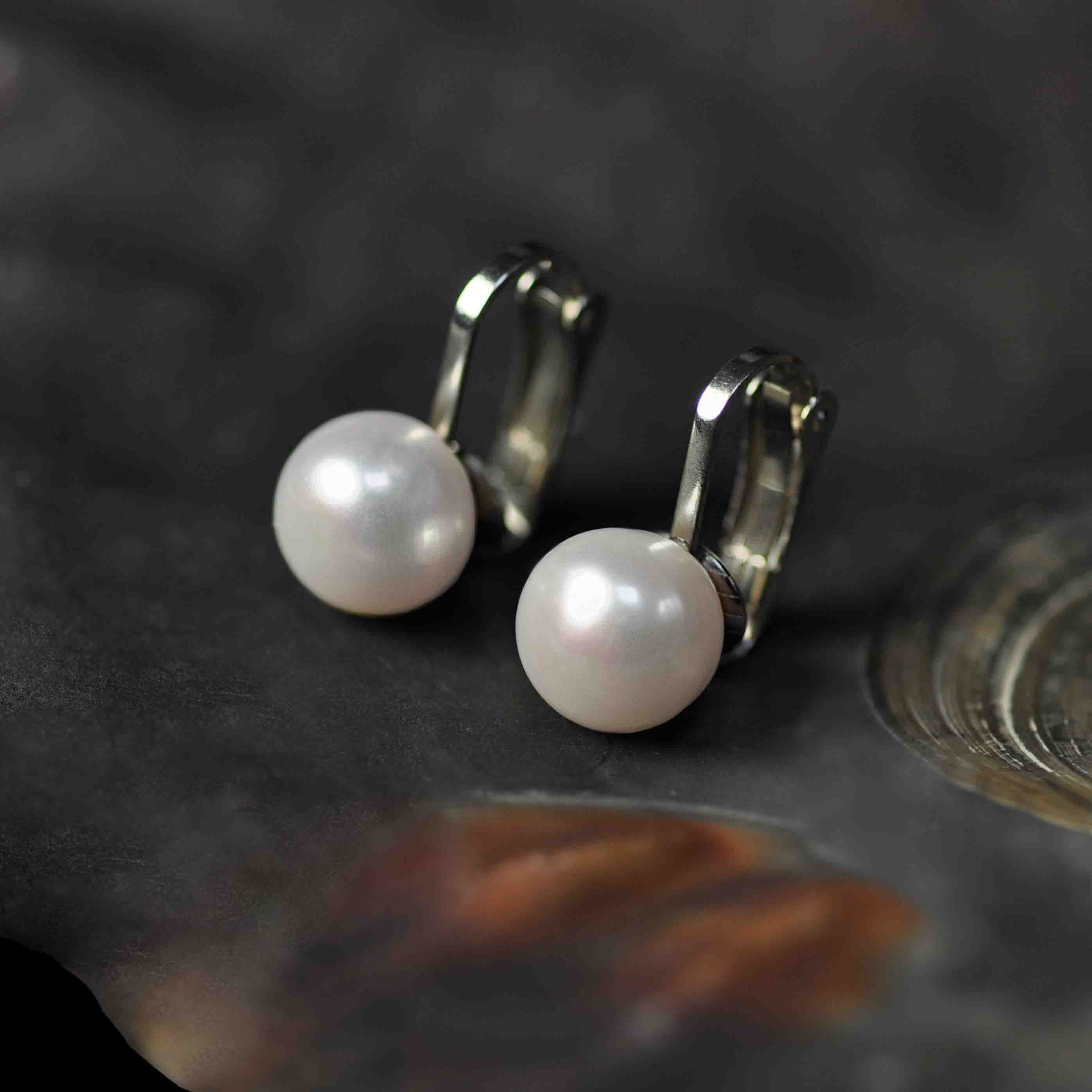 Witte zoetwater parel clip oorbellen - liggend in schelp voor en zijaanzicht | Fiell Clip Pearl Big