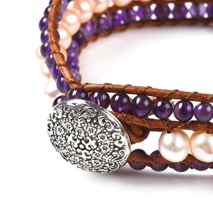Slotje van zoetwater parel armband met zalm kleurige parels, amethist en bruin leer | Parel armband Kalla