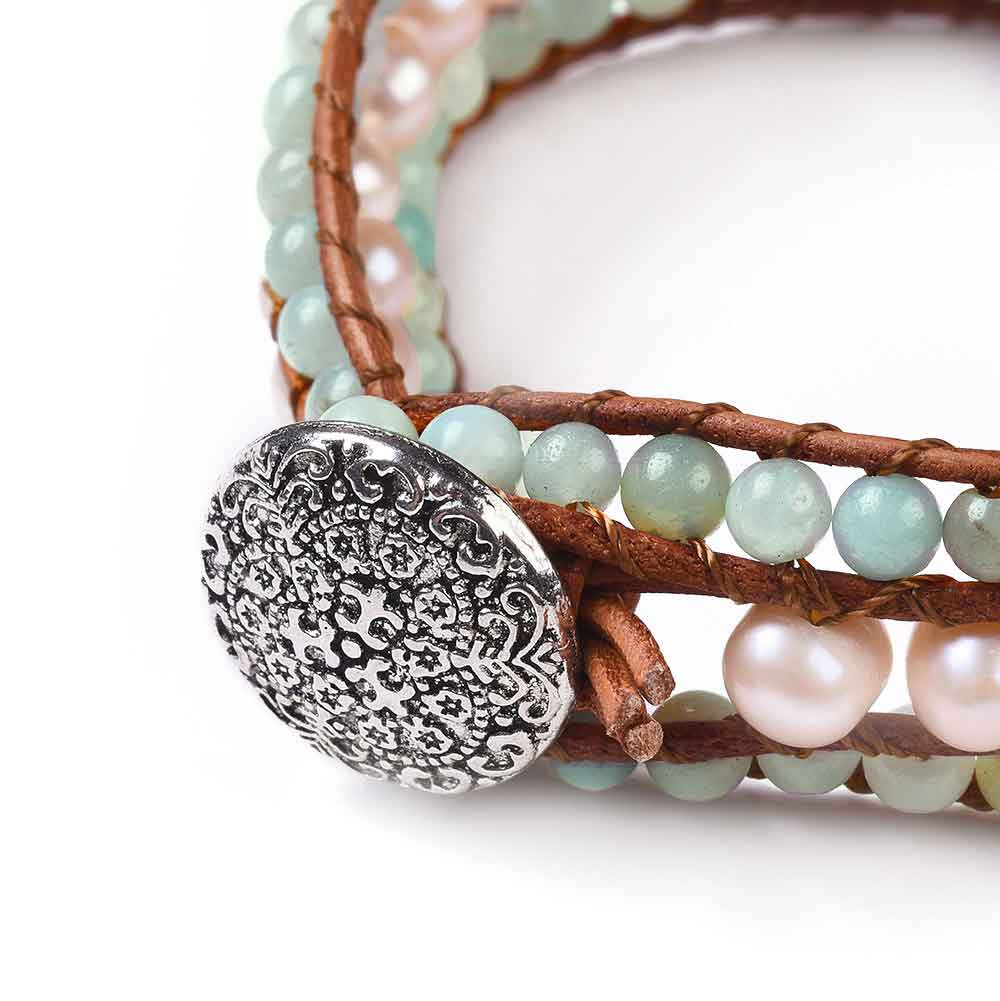 Slotje van zoetwater parel armband met zalm kleurige parels, amazoniet en bruin leer | Parel armband Kallo