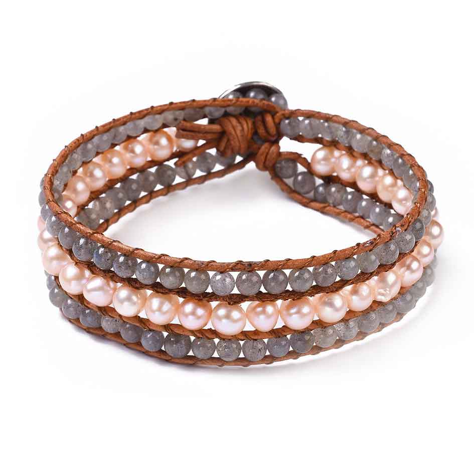 Zoetwater parel armband met zalm kleurige parels, labradoriet en bruin leer | Parel armband Kallu