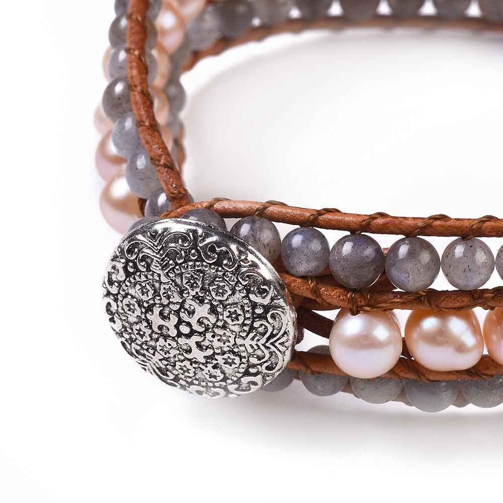 Slotje van zoetwater parel armband met zalm kleurige parels, labradoriet en bruin leer | Parel armband Kallu