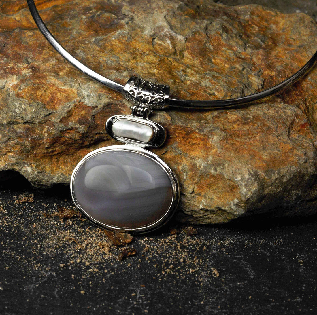 Witte zoetwater parelketting met grijze edelstenen hanger met achtergrond steen | Biwa Nature Agate